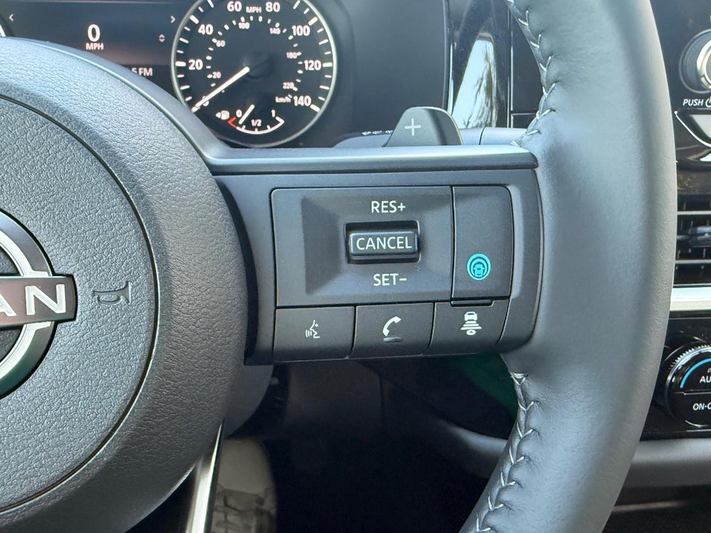 Nissan Pathfinder Vehicle Full-screen Gallery Image 19