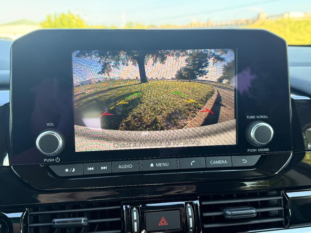 Nissan Pathfinder Vehicle Full-screen Gallery Image 21