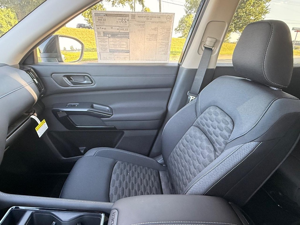 Nissan Pathfinder Vehicle Full-screen Gallery Image 24