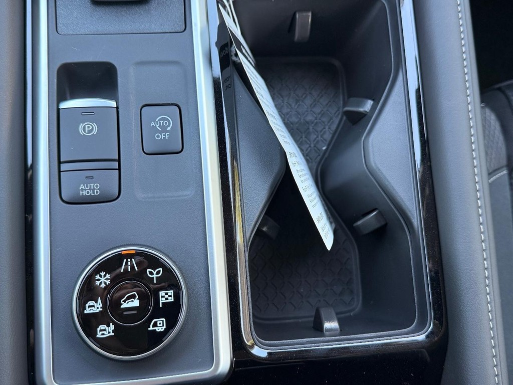 Nissan Pathfinder Vehicle Full-screen Gallery Image 25