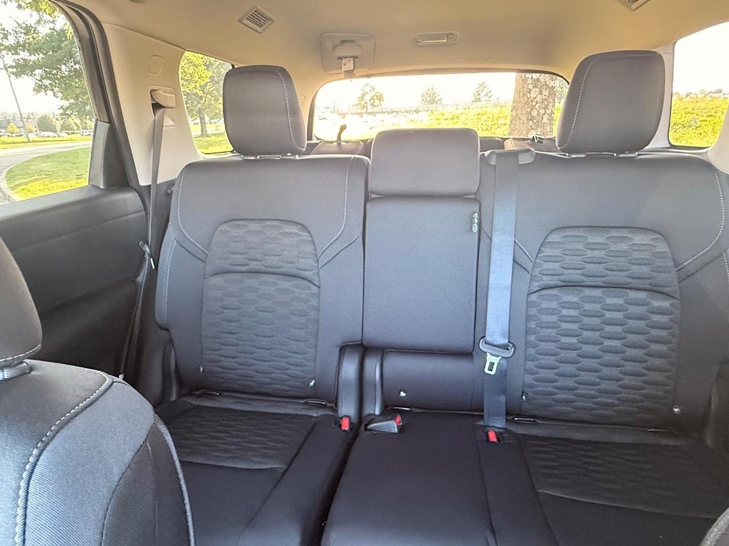 Nissan Pathfinder Vehicle Full-screen Gallery Image 27