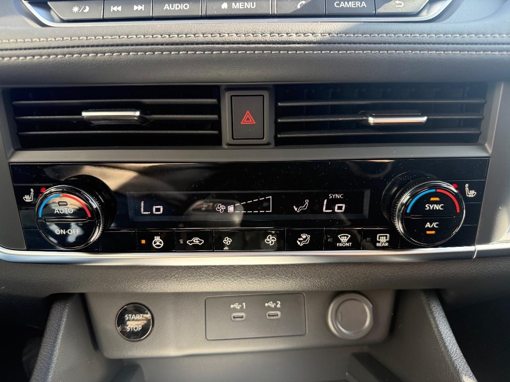 Nissan Rogue Vehicle Full-screen Gallery Image 03