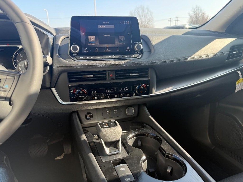 Nissan Rogue Vehicle Full-screen Gallery Image 04