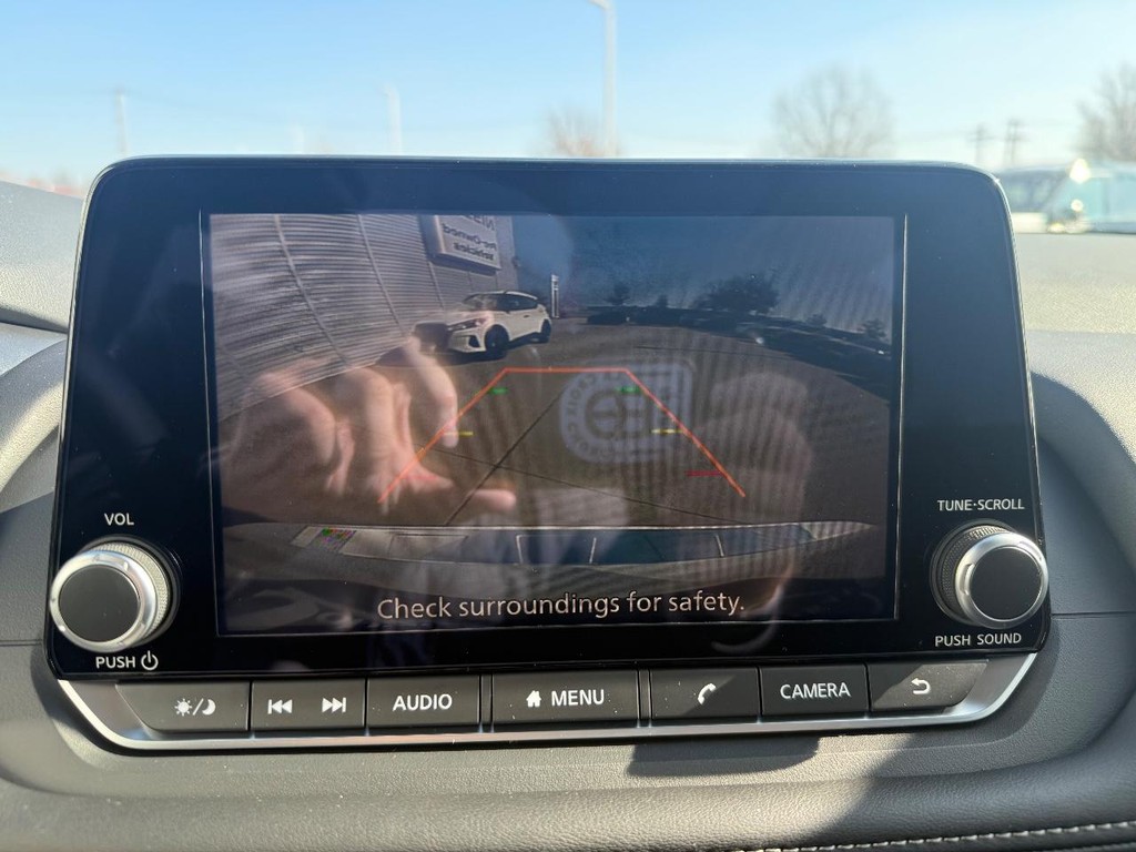 Nissan Rogue Vehicle Full-screen Gallery Image 05