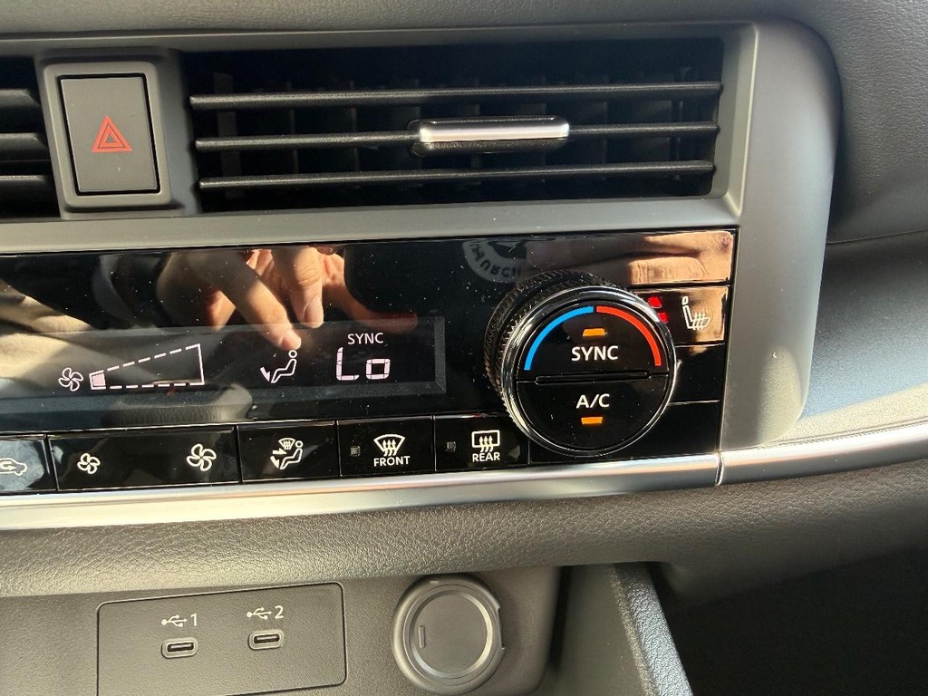 Nissan Rogue Vehicle Full-screen Gallery Image 06