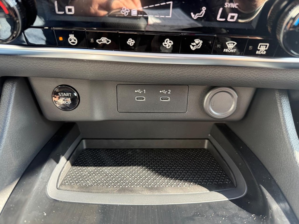 Nissan Rogue Vehicle Full-screen Gallery Image 10