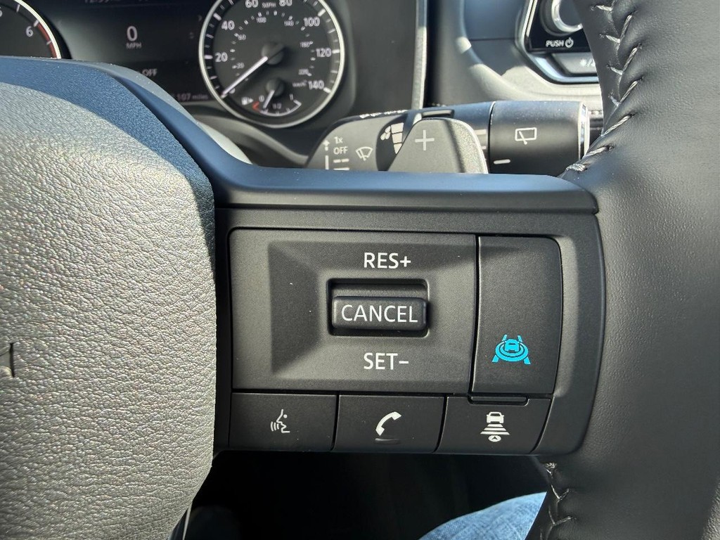 Nissan Rogue Vehicle Full-screen Gallery Image 11