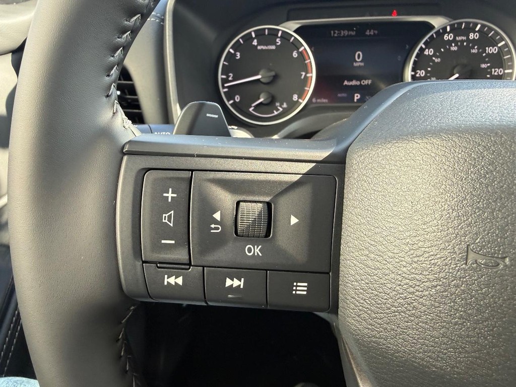 Nissan Rogue Vehicle Full-screen Gallery Image 12