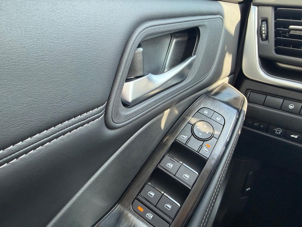 Nissan Rogue Vehicle Full-screen Gallery Image 16