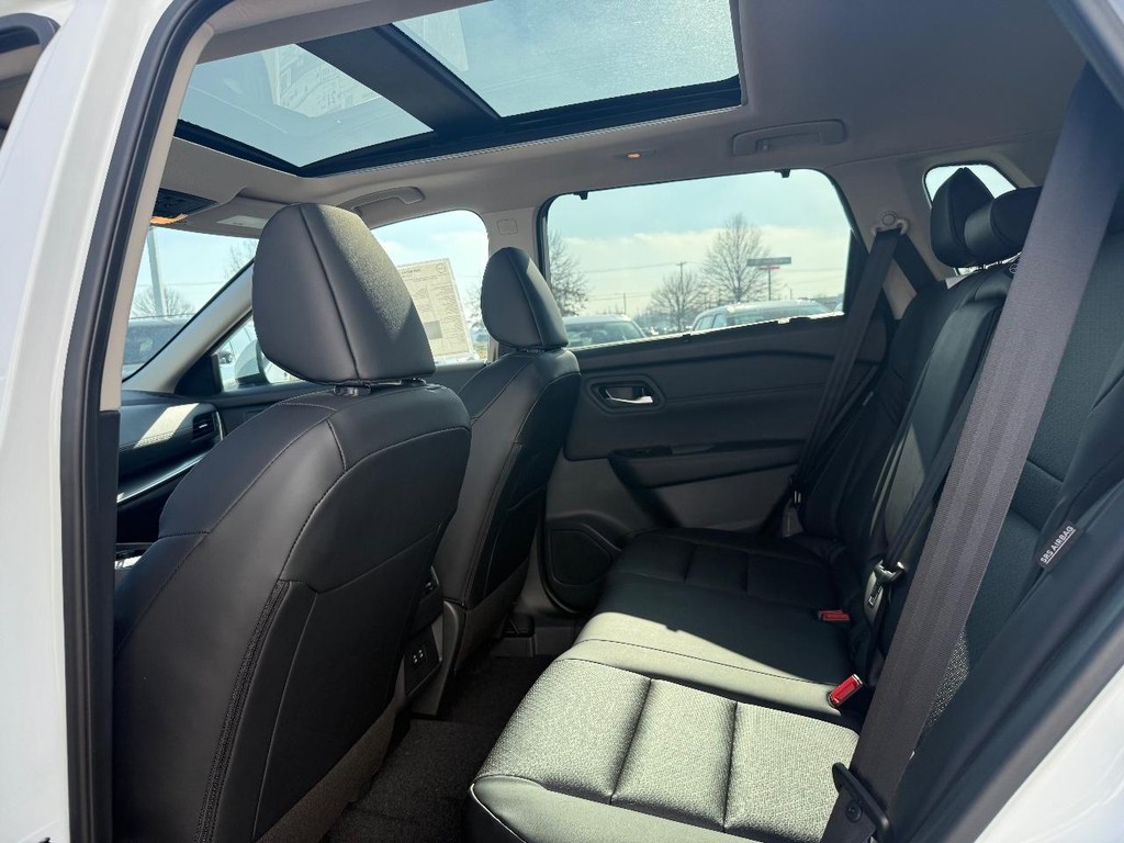 Nissan Rogue Vehicle Full-screen Gallery Image 18