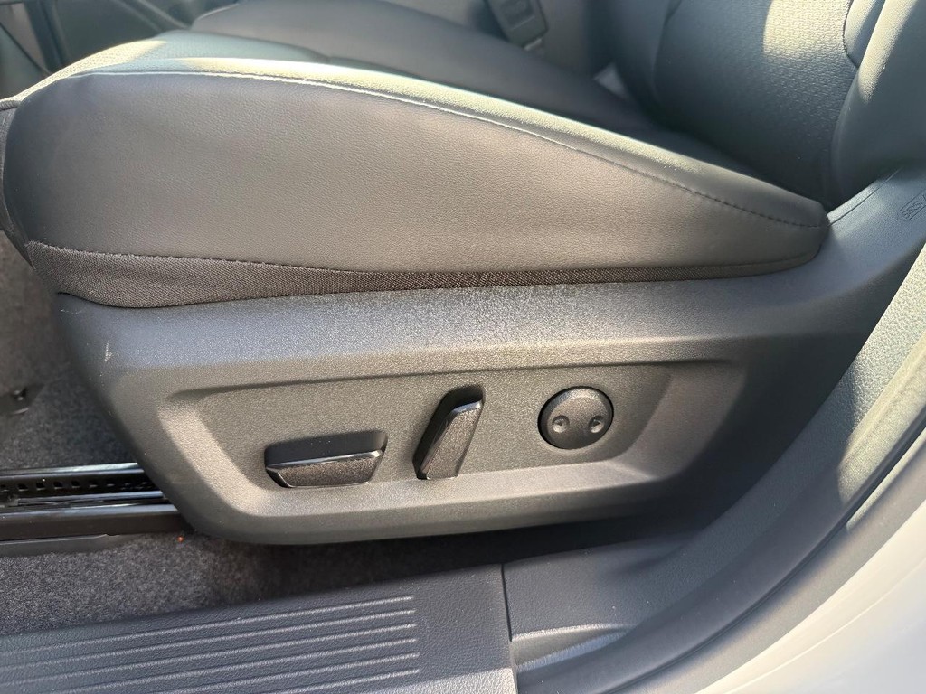 Nissan Rogue Vehicle Full-screen Gallery Image 19