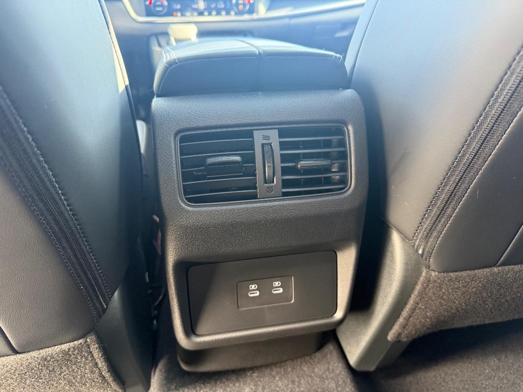 Nissan Rogue Vehicle Full-screen Gallery Image 20