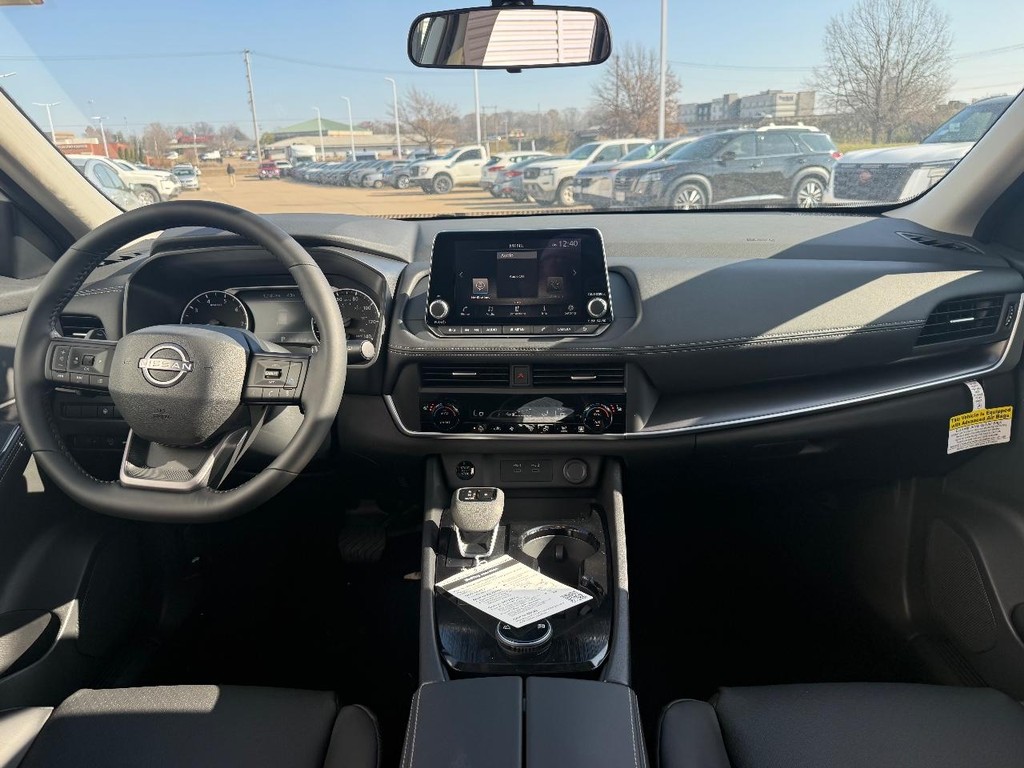 Nissan Rogue Vehicle Full-screen Gallery Image 22