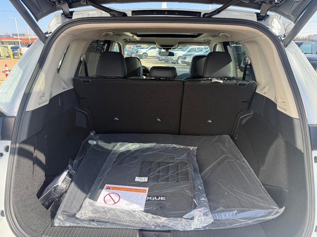 Nissan Rogue Vehicle Full-screen Gallery Image 25