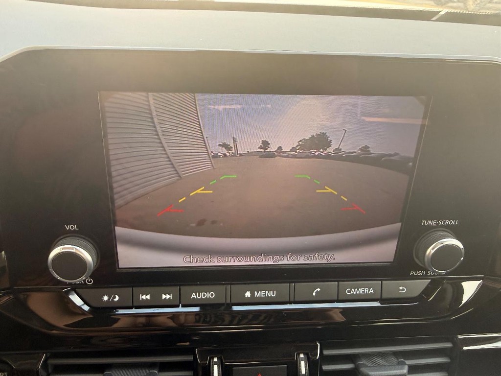 Nissan Pathfinder Vehicle Full-screen Gallery Image 02