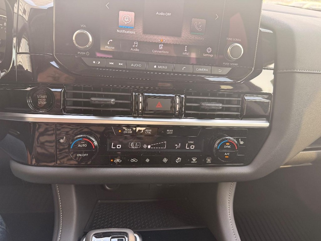 Nissan Pathfinder Vehicle Full-screen Gallery Image 03