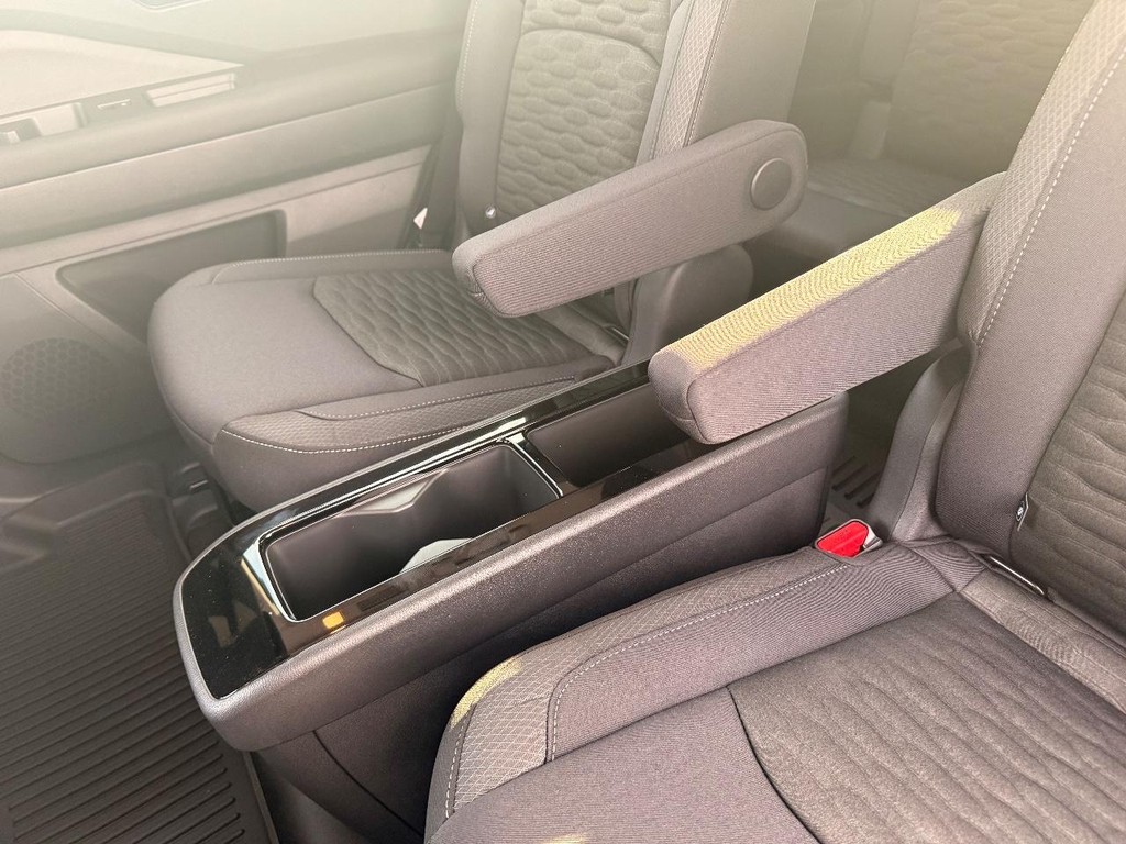 Nissan Pathfinder Vehicle Full-screen Gallery Image 05