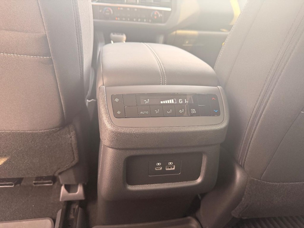 Nissan Pathfinder Vehicle Full-screen Gallery Image 06