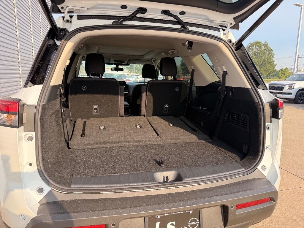 Nissan Pathfinder Vehicle Full-screen Gallery Image 09