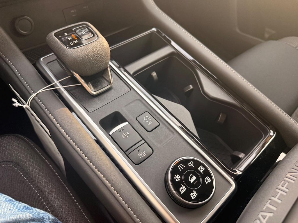 Nissan Pathfinder Vehicle Full-screen Gallery Image 10