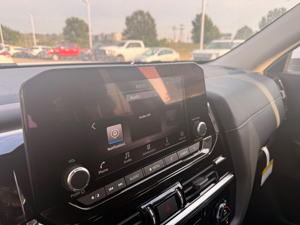 Nissan Pathfinder Vehicle Full-screen Gallery Image 13