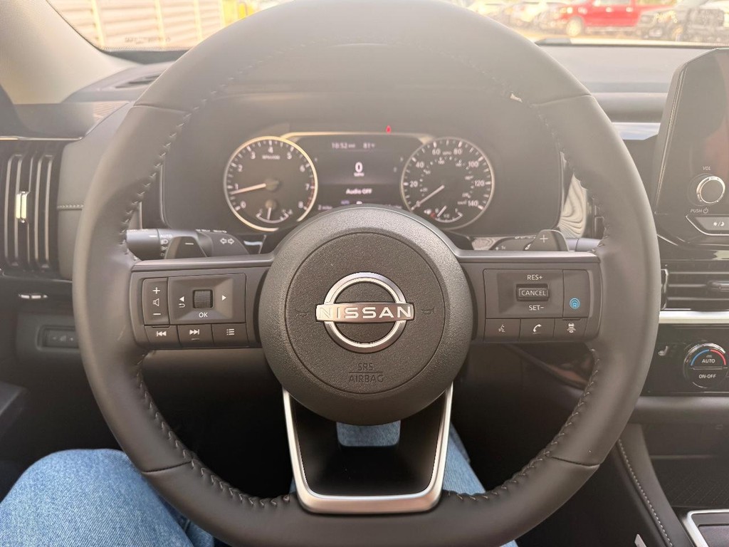 Nissan Pathfinder Vehicle Full-screen Gallery Image 15