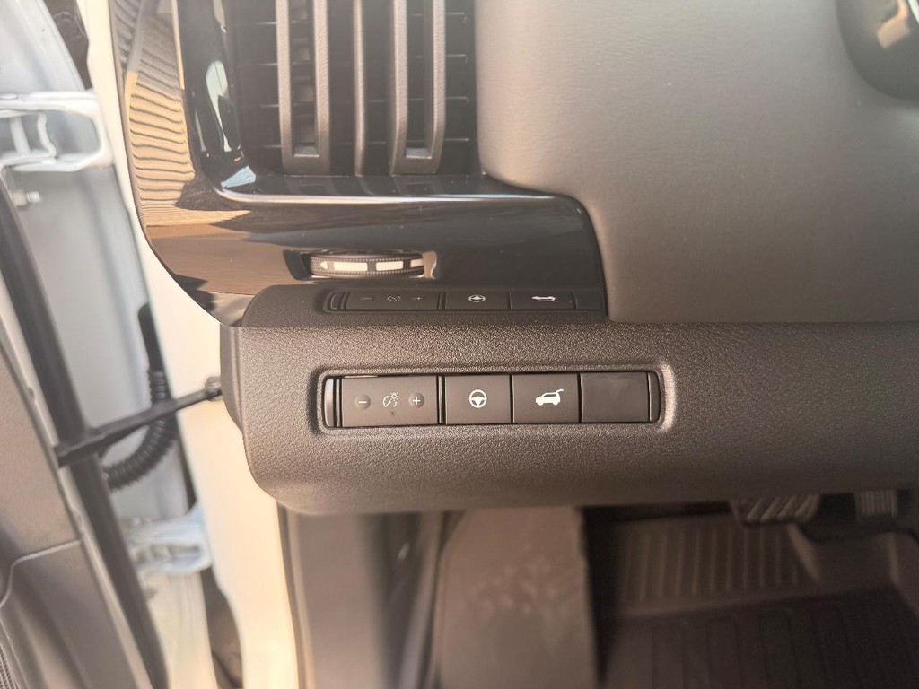 Nissan Pathfinder Vehicle Full-screen Gallery Image 16