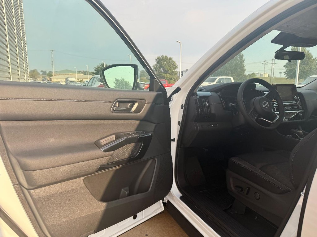 Nissan Pathfinder Vehicle Full-screen Gallery Image 17