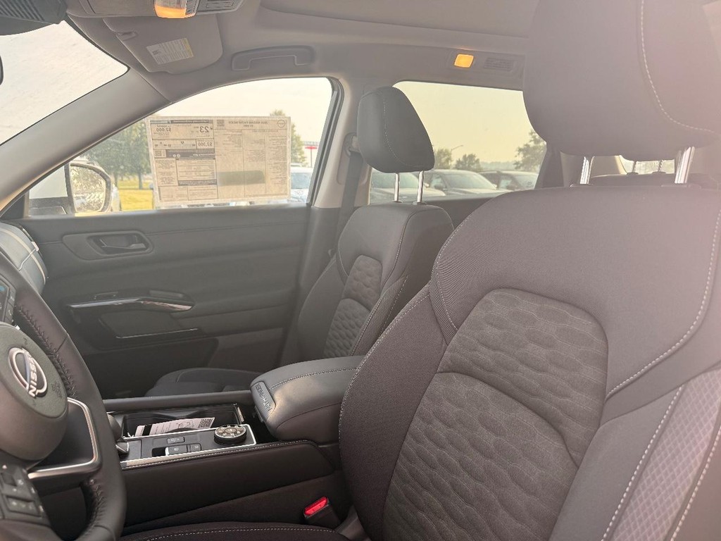 Nissan Pathfinder Vehicle Full-screen Gallery Image 18