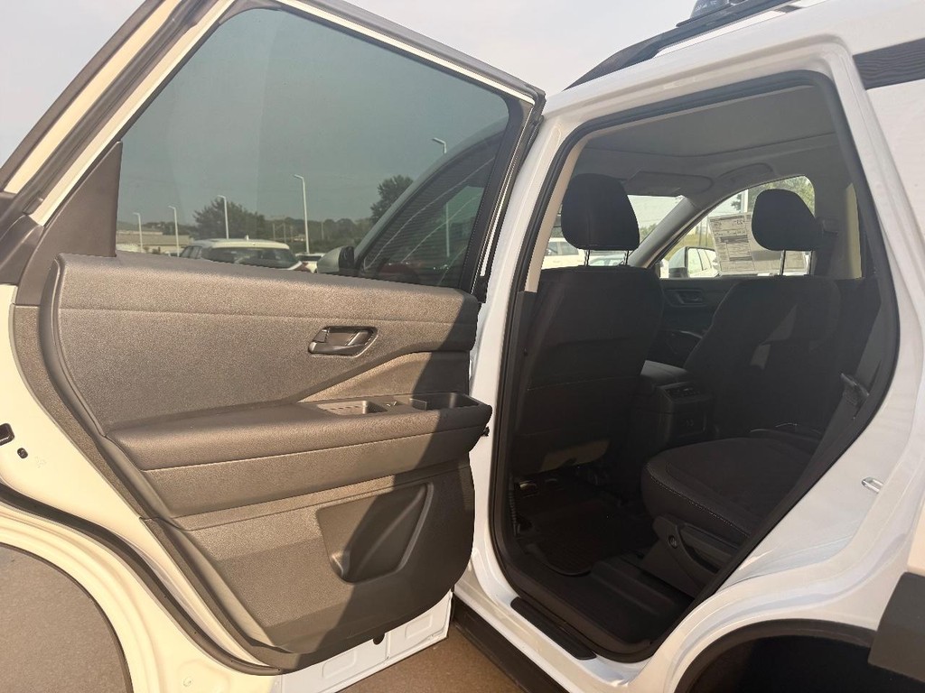 Nissan Pathfinder Vehicle Full-screen Gallery Image 20