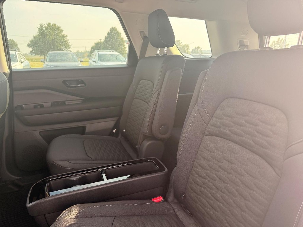 Nissan Pathfinder Vehicle Full-screen Gallery Image 22