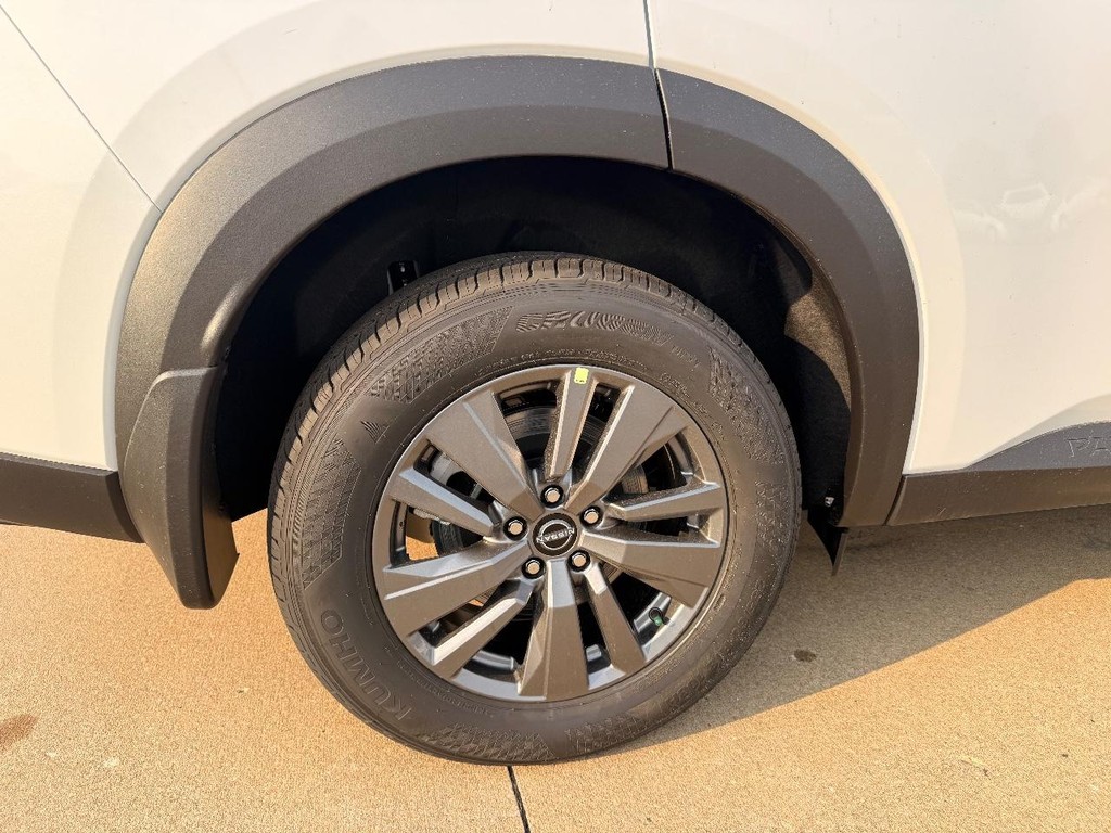 Nissan Pathfinder Vehicle Full-screen Gallery Image 24