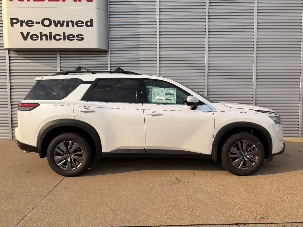 Nissan Pathfinder Vehicle Full-screen Gallery Image 26