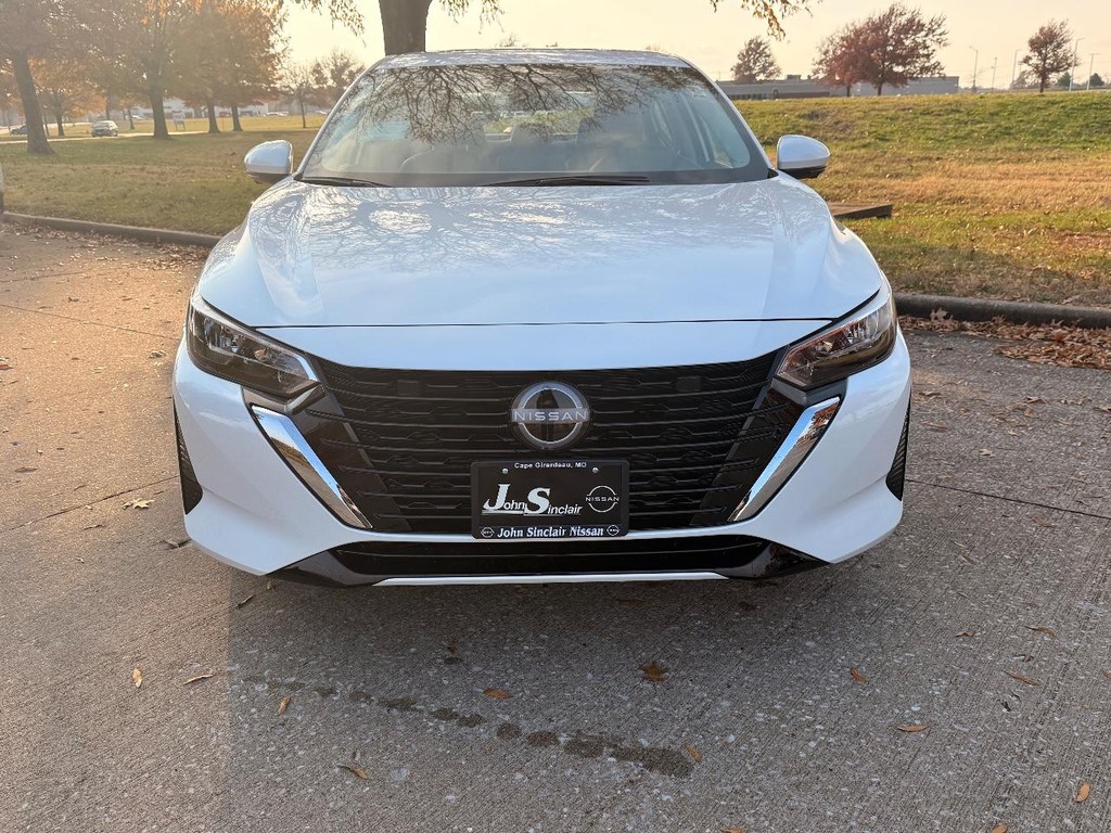 Nissan Sentra Vehicle Full-screen Gallery Image 02