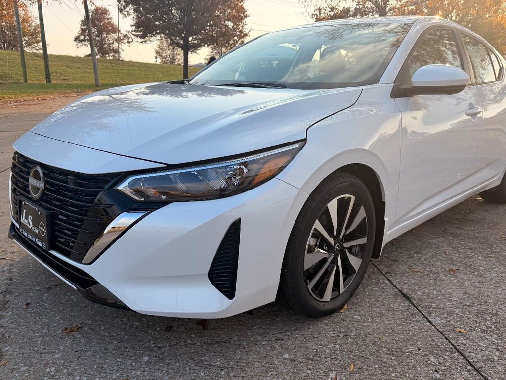 Nissan Sentra Vehicle Full-screen Gallery Image 03