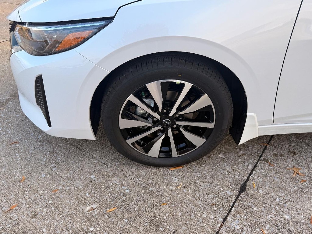 Nissan Sentra Vehicle Full-screen Gallery Image 04