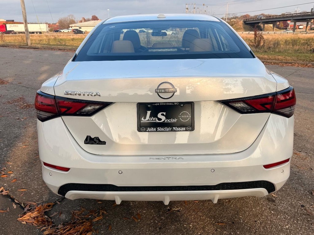 Nissan Sentra Vehicle Full-screen Gallery Image 05