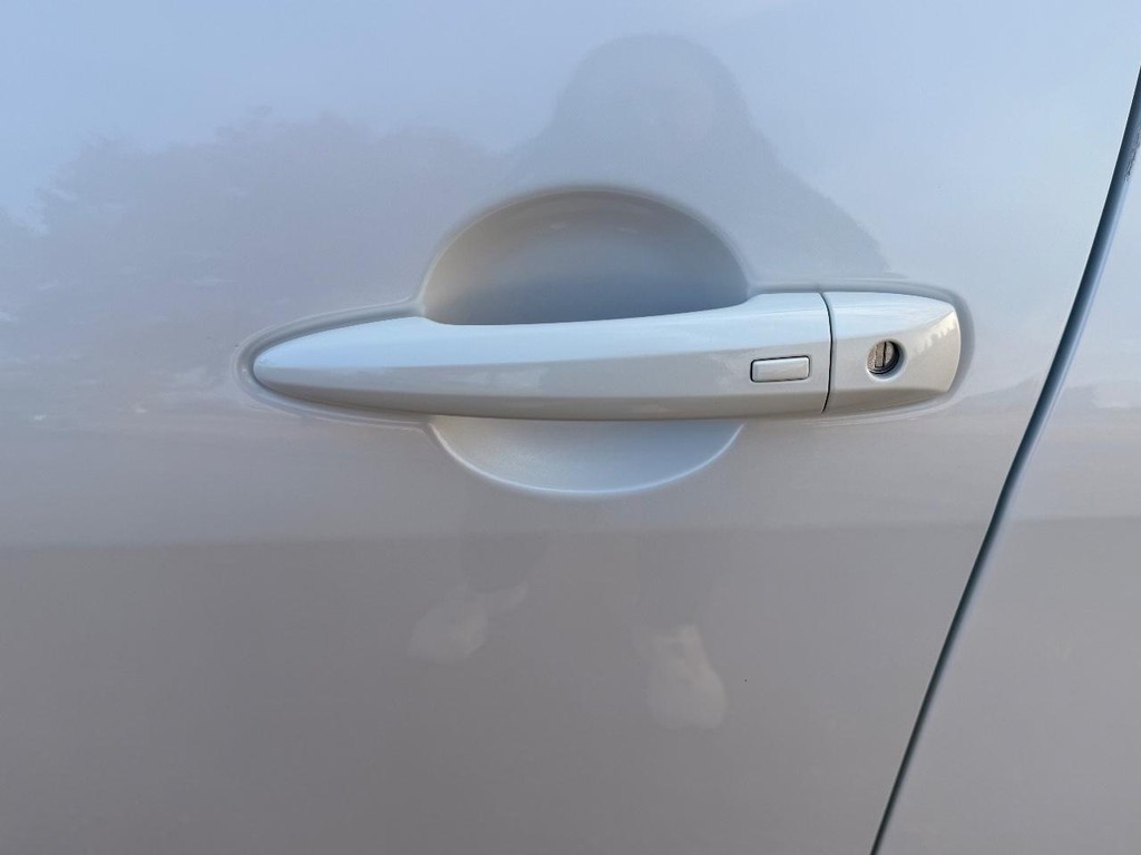 Nissan Sentra Vehicle Full-screen Gallery Image 06