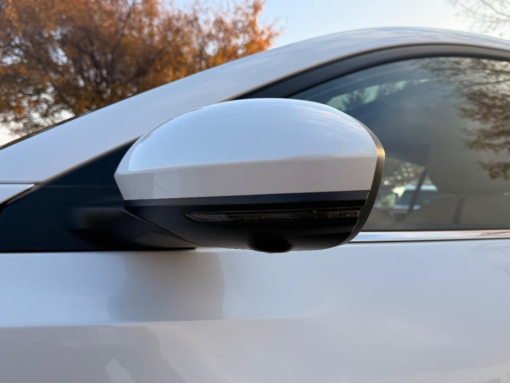 Nissan Sentra Vehicle Full-screen Gallery Image 07