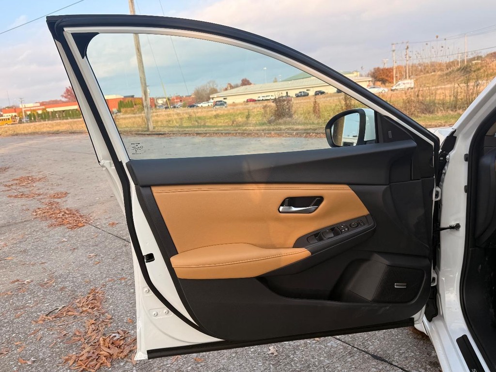 Nissan Sentra Vehicle Full-screen Gallery Image 09