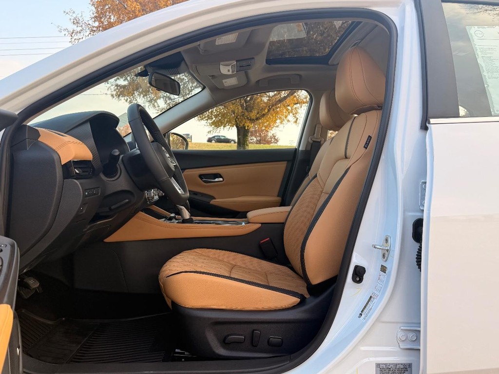 Nissan Sentra Vehicle Full-screen Gallery Image 10