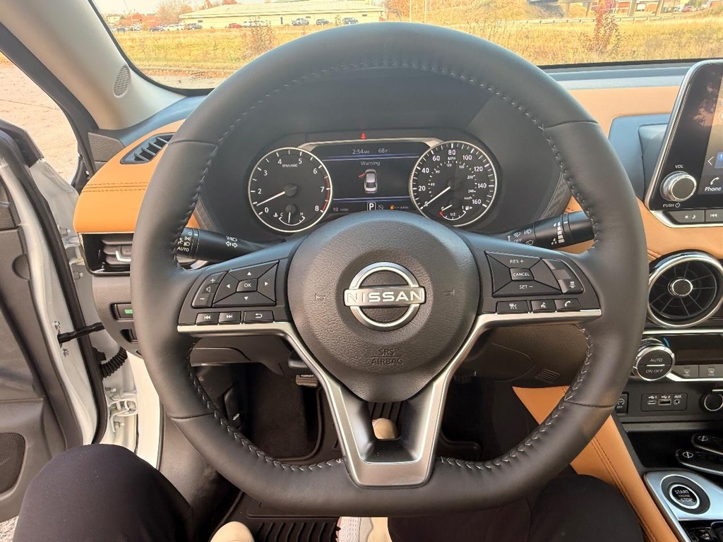 Nissan Sentra Vehicle Full-screen Gallery Image 12