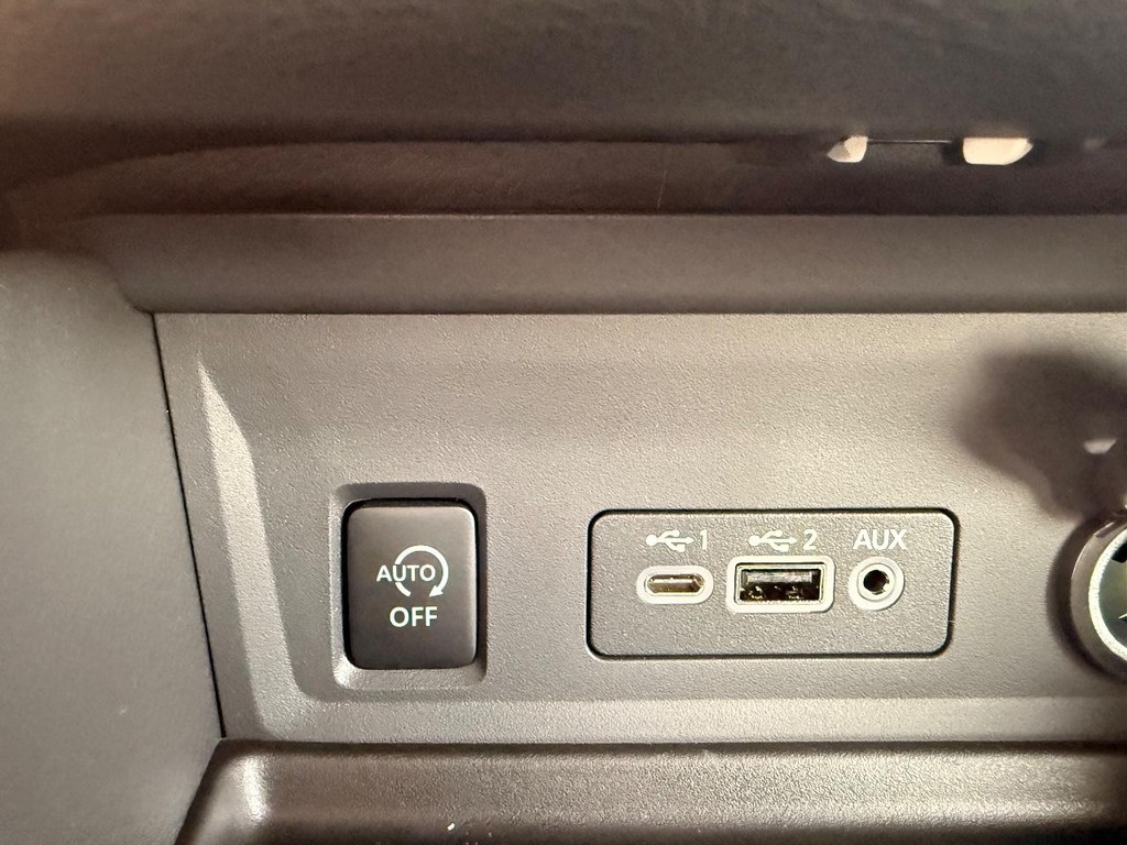 Nissan Sentra Vehicle Full-screen Gallery Image 18