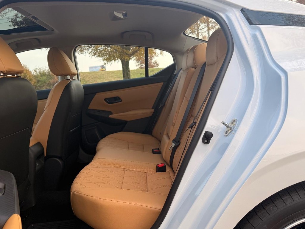 Nissan Sentra Vehicle Full-screen Gallery Image 21