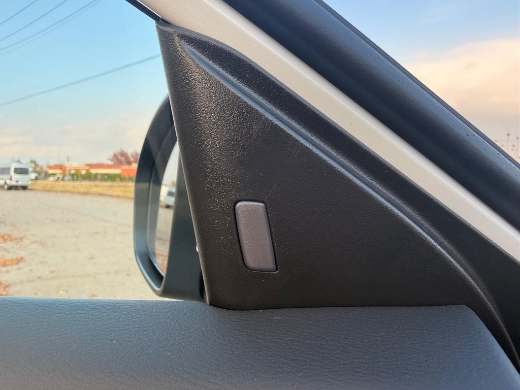 Nissan Sentra Vehicle Full-screen Gallery Image 22