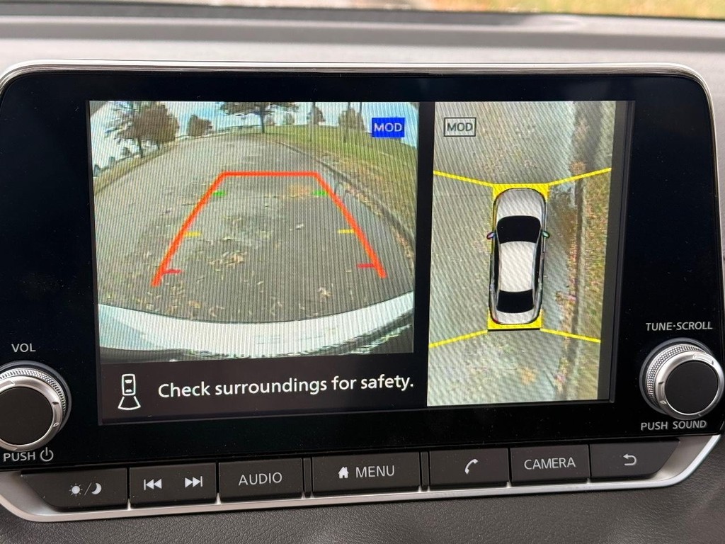 Nissan Sentra Vehicle Full-screen Gallery Image 02