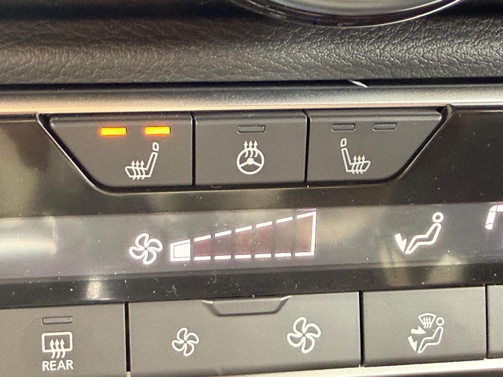 Nissan Sentra Vehicle Full-screen Gallery Image 04