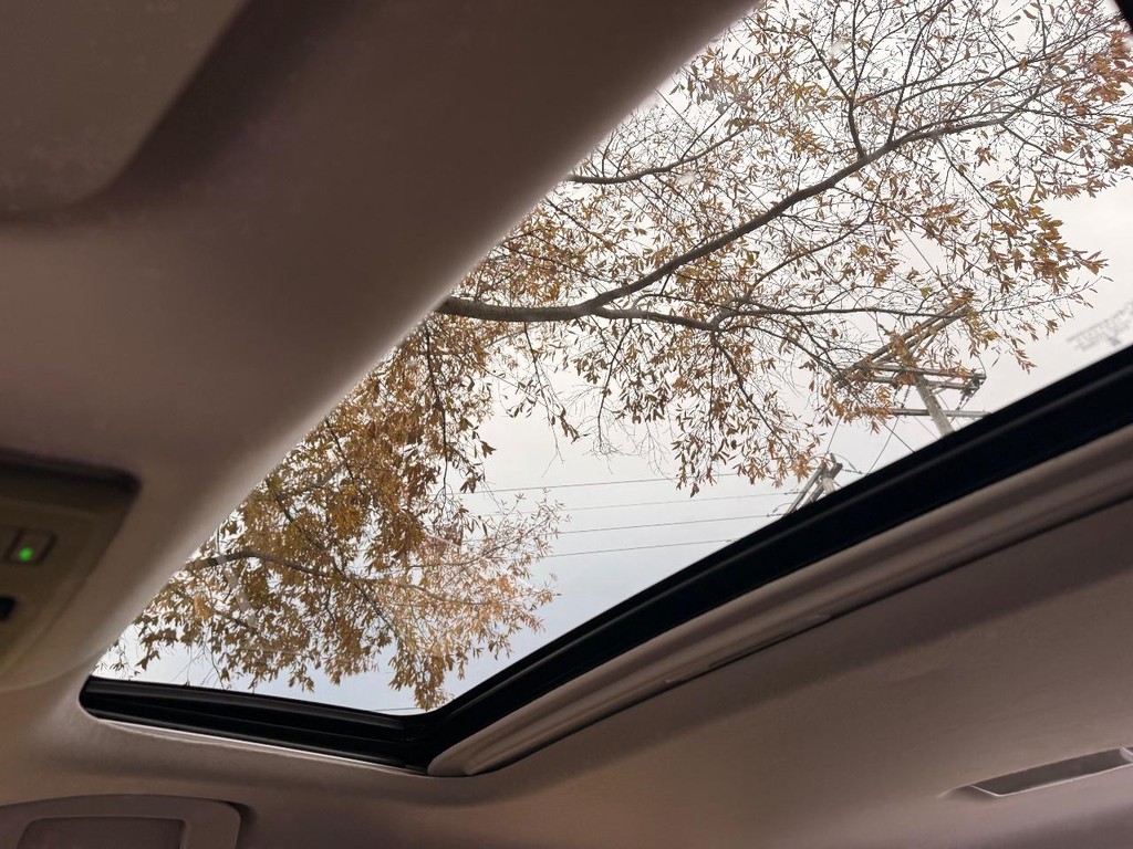 Nissan Sentra Vehicle Full-screen Gallery Image 05