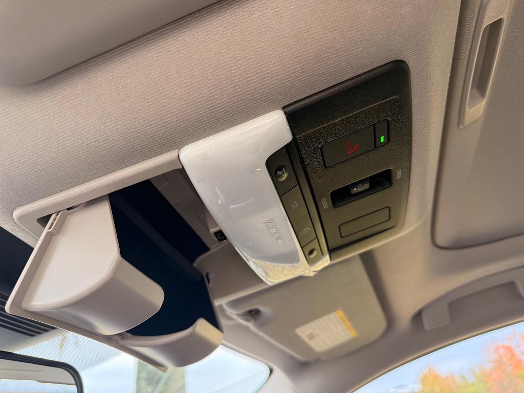 Nissan Sentra Vehicle Full-screen Gallery Image 06