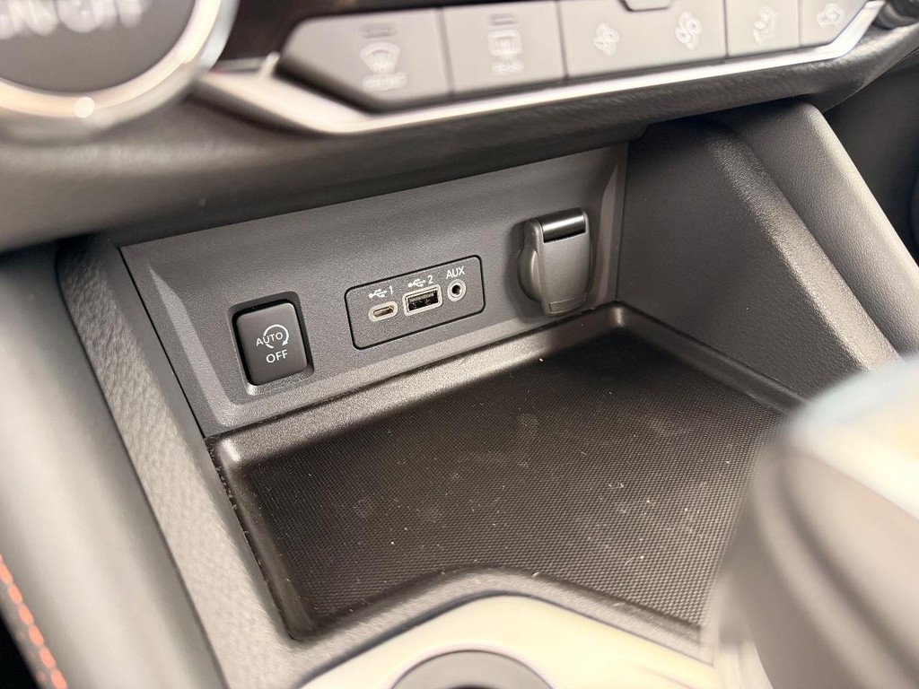 Nissan Sentra Vehicle Full-screen Gallery Image 09